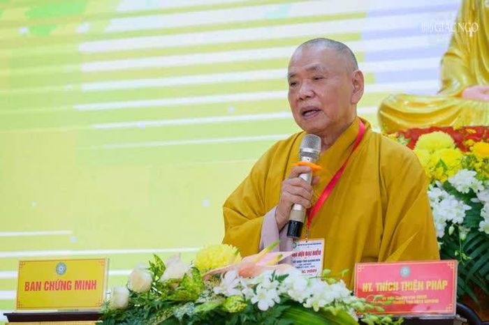 Trưởng lão Hòa thượng Thích Thiện Pháp lấy ý kiến biểu quyết và thông qua đề án nhân sự