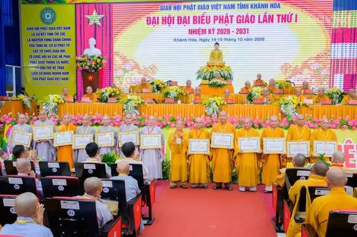 Các cá nhân có đóng góp cho Phật sự tỉnh nhà nhận Bằng tuyên dương công đức 