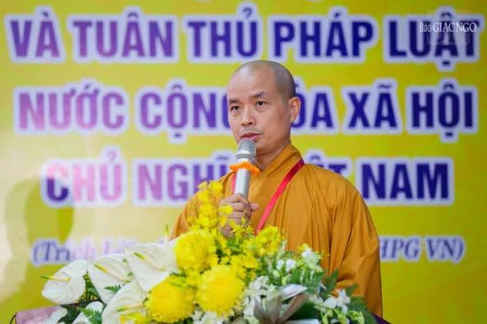 Thượng tọa Thích Nguyên Đăng thay mặt Ban Thư ký Đại hội trình báo cáo tổng kết và phương hướng hoạt động nhiệm kỳ tới