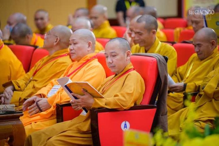 Các đại biểu tập trung nghiên cứu tài liệu trong phần thảo luận