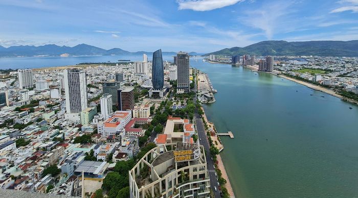 Luật Kinh doanh bất động sản được sửa đổi theo hướng đẩy mạnh phân cấp, phân quyền cho địa phương. (Trong ảnh: Thị trường bất động sản Đà Nẵng, nhất là khu vực dọc sông Hàn là điểm đến giàu tiềm năng của khu vực miền Trung - Tây Nguyên). Ảnh: Vũ Chiến.