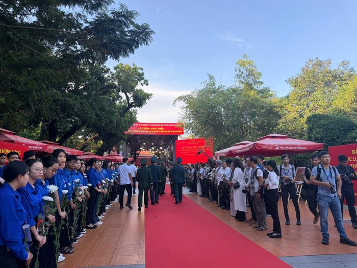 Công tác chuẩn bị tại Công viên văn hóa Lê Thị Riêng được triển khai từ sáng sớm.