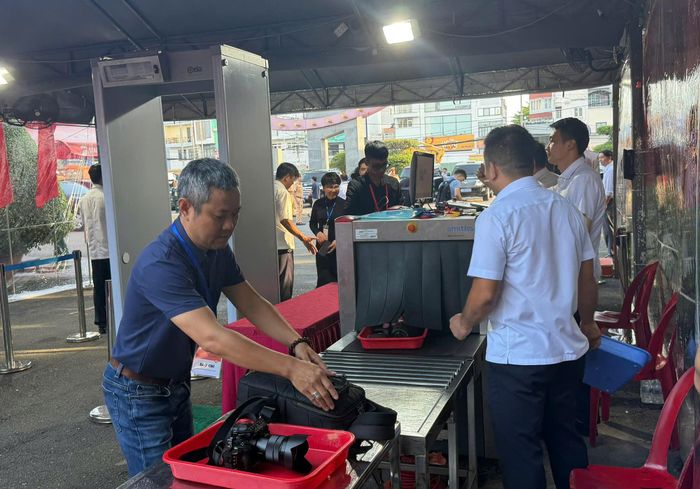 Công tác an ninh được triển khai nghiêm ngặt, đảm bảo buổi lễ diễn ra an toàn, trang trọng.