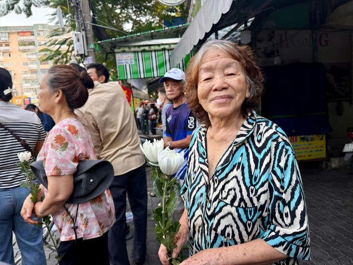 Bà Phạm Thị Trân lặng lẽ đứng chờ, mong được tiễn đưa các liệt sĩ trong ngày đặc biệt.