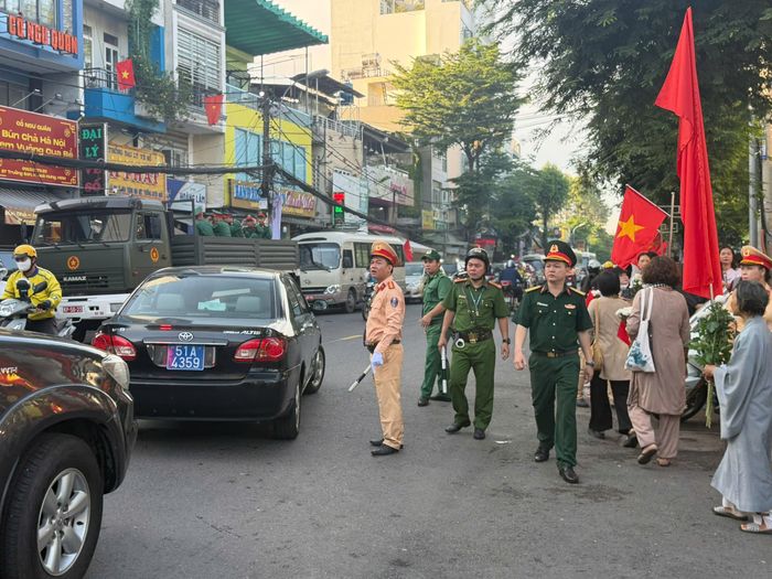 Các chiến sĩ thực hiện nhiệm vụ, góp phần bảo đảm buổi lễ diễn ra trang nghiêm, chu đáo.