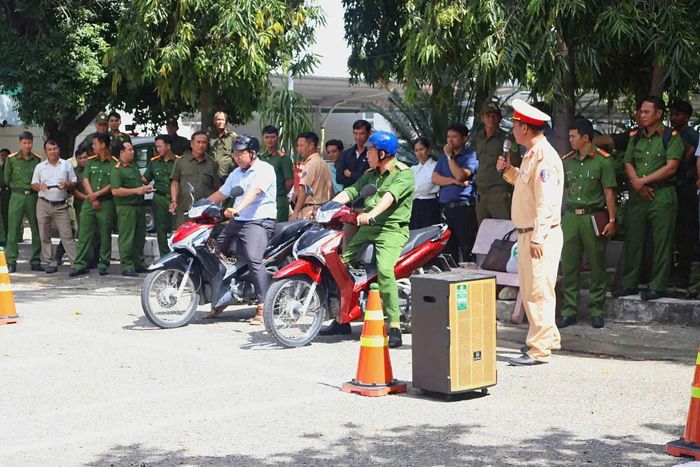 Cán bộ CSGT hướng dẫn thực hành kỹ năng lái mô tô, xe gắn máy an toàn. (Ảnh: CAKH).