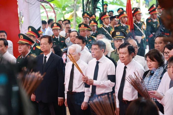 Đúng 8h, lễ viếng, truy điệu chính thức bắt đầu. Trong không khí trang nghiêm, các đại biểu dành phút mặc niệm, tưởng nhớ những người đã anh dũng hy sinh vì độc lập, tự do của Tổ quốc. 