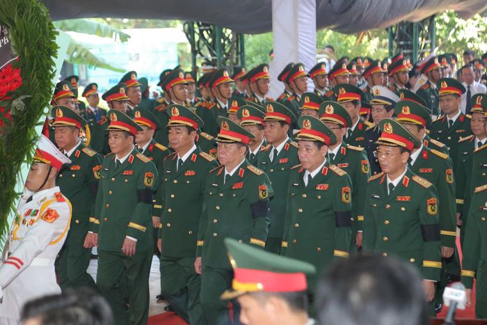 Khoảng 1.000 đại biểu là cán bộ, chiến sĩ và đại diện các cơ quan, ban, ngành, đoàn thể, tổ chức xã hội cùng tham dự, dâng hoa, dâng hương tưởng nhớ các Anh hùng liệt sĩ.