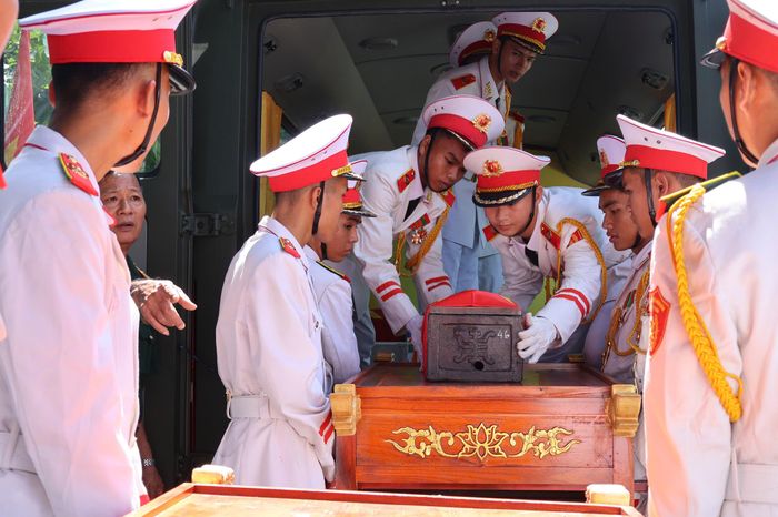 Đến 10h, lễ an táng các hài cốt liệt sĩ diễn ra tại Nghĩa trang Liệt sĩ TP.HCM. Các nghi thức được thực hiện trang trọng, thể hiện lòng biết ơn sâu sắc của Đảng, Nhà nước và nhân dân đối với những người đã hy sinh vì sự nghiệp đấu tranh giải phóng dân tộc, thống nhất đất nước.