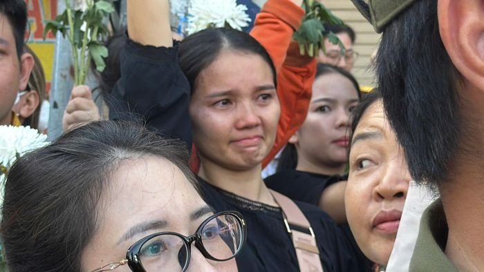 Những giọt nước mắt đã rơi trong khoảnh khắc đoàn xe chở hài cốt các Anh hùng liệt sĩ lăn bánh rời công viên Lê Thị Riêng. Những ánh mắt dõi theo đoàn xe, những bàn tay chắp lại và những cái cúi đầu tiễn biệt trong không khí trang nghiêm, xúc động.