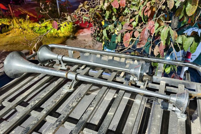 Nhiều phương tiện độ còi hơi bị CSGT lập biên bản, xử phạt tài xế 1,5 triệu đồng và trừ 2 điểm bằng lái.