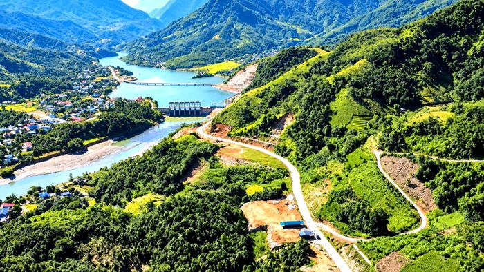Tổng số hộ dân bị ảnh hưởng bởi dự án là 1.668 hộ, với tổng diện tích giải phóng mặt bằng khoảng 152ha. Đây là khối lượng công việc lớn, đòi hỏi sự phối hợp giữa các cơ quan chức năng, chính quyền địa phương và người dân trong suốt quá trình thực hiện.
