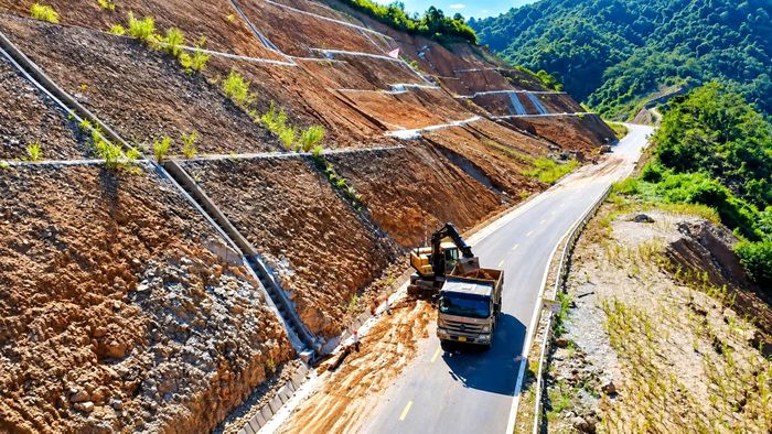 Đáng chú ý, tại gói thầu XL10 hiện có 8 vị trí bị ảnh hưởng bởi sạt lở do mưa bão, công tác xử lý gặp khó khăn khi người dân cản trở, không cho nhà thầu triển khai hót dọn đất đá. Tình trạng này ảnh hưởng đến tiến độ khắc phục và tiềm ẩn nguy cơ mất an toàn giao thông đối với người, phương tiện lưu thông qua khu vực.