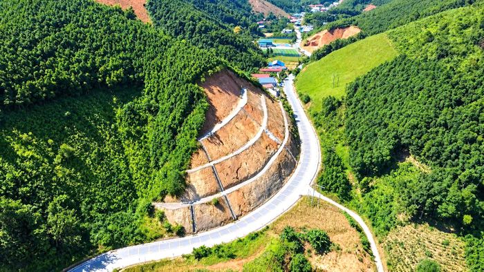 Tiếp đó, gói thầu XL10, đoạn Km20+000 - Km36+900 có giá trị hợp đồng hơn 455 tỷ đồng do liên danh Công ty Thành Công - Công ty 471 - Công ty Minh Dũng thực hiện. Gói thầu đã hoàn thành các hạng mục xây dựng chính, song vẫn phải tiếp tục sửa chữa, khắc phục những vị trí hư hỏng, sạt lở do ảnh hưởng của mưa bão năm 2026.