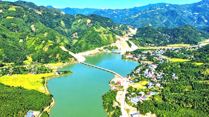 Với người dân xã Mỏ Vàng, tỉnh Lào Cai phấn khởi khi tuyến đường TL175 được đầu tư xây dựng, giúp việc đi lại và vận chuyển nông sản thuận lợi hơn trước. Nếu như trước đây, đường sá khó khăn khiến việc đưa nông sản ra thị trường mất nhiều thời gian, chi phí vận chuyển cao, thì nay, các phương tiện có thể tiếp cận thuận tiện hơn, góp phần nâng cao giá trị sản phẩm. Đặc biệt, tuyến đường còn giúp người dân kết nối với các địa phương lân cận, mở rộng cơ hội giao thương, phát triển sản xuất và cải thiện đời sống.