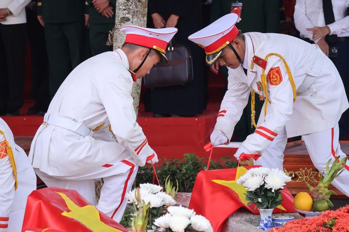 Lễ an táng diễn ra trong không khí trang nghiêm. Sau nghi thức thu lồng kính, thu Quốc kỳ, hài cốt các liệt sĩ được trang trọng hạ huyệt.
