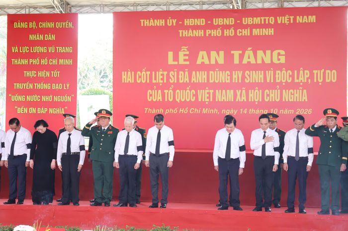 Dự lễ an táng có Thủ tướng Chính phủ Lê Minh Hưng; các đồng chí nguyên lãnh đạo Đảng, Nhà nước; Đại tướng Nguyễn Trọng Nghĩa, Chủ nhiệm Tổng cục Chính trị Quân đội nhân dân Việt Nam; Phó Thủ tướng Chính phủ Phạm Thị Thanh Trà; lãnh đạo các ban, bộ, ngành Trung ương và lãnh đạo TP.HCM.