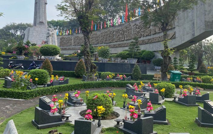 Những hàng mộ ngay ngắn, những lối đi rợp bóng cây và không gian tĩnh lặng, nơi đây như nhắc nhở các thế hệ hôm nay về những hy sinh to lớn để đất nước có được hòa bình, độc lập.