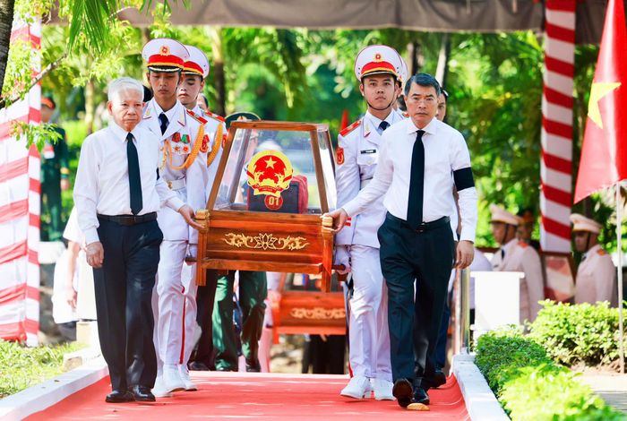 Thủ tướng Chính phủ Lê Minh Hưng và nguyên Chủ tịch nước Nguyễn Minh Triết dẫn đầu đoàn, đưa hài cốt các liệt sĩ tìm thấy tại Công viên Văn hoá Lê Thị Riêng về Nghĩa trang liệt sĩ TP.HCM.