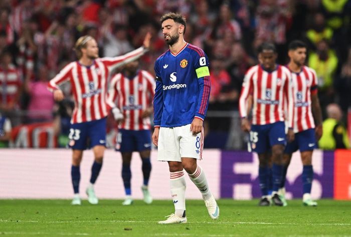 Đội trưởng Bruno Fernandes thất vọng sau trận thua Atletico Madrid (Ảnh: UEFA). 