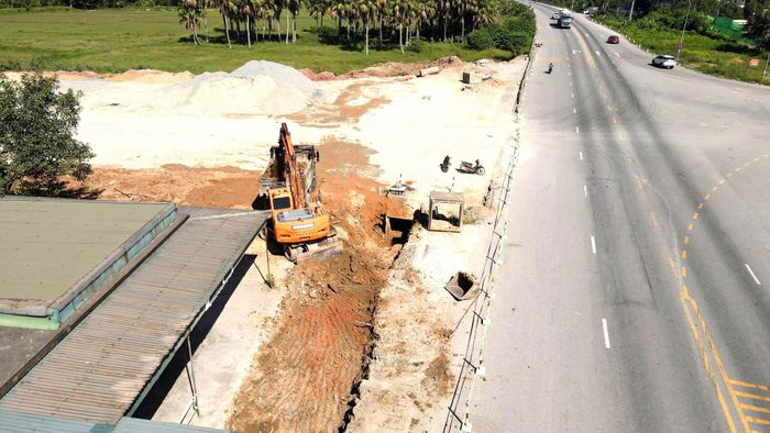 Máy móc thi công đoạn giao với tuyến tránh quốc lộ 1. 