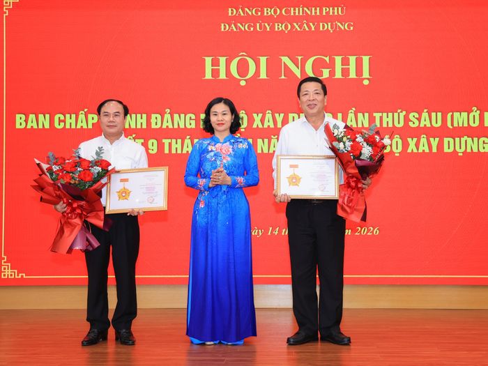 Đồng chí Nguyễn Thị Tuyến, Uỷ viên Trung ương Đảng, Phó Bí thư Đảng uỷ Chính phủ đã thừa uỷ quyền tặng Kỷ niệm chương "Vì sự nghiệp công tác tổ chức xây dựng Đảng" cho Bộ trưởng Bộ Xây dựng Trần Hồng Minh và Thứ trưởng Nguyễn Văn Sinh (Ảnh: Tạ Hải).