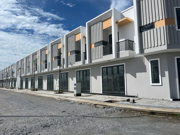 Khu đất thực hiện dự án Tuyến dân cư số 2 cũng do Công ty CP Tập đoàn CIC làm chủ đầu được UBND tỉnh Kiên Giang cho phép xây dựng nhà ở xã hội dạng liền kề thấp tầng không xin ý kiến HĐND tỉnh, vi phạm điểm b khoản 5 Điều 9 Nghị định số 99/2015/NĐ-CP và điểm b khoản 1 Điều 7 Nghị định số 100/2015/NĐ-CP.