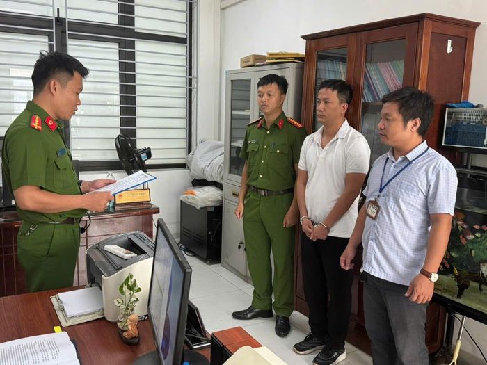 Đối tượng Phạm Xuân Thưởng (áo trắng). (Ảnh: Công an cung cấp)
