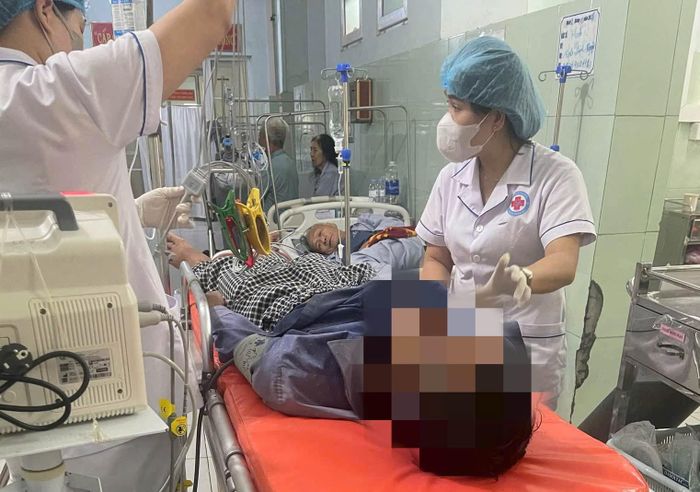 Bệnh nhân Hà Văn S. được cấp cứu tại Bệnh viện Đa khoa khu vực Quảng Ninh trước khi chuyển lên tuyến trên điều trị.