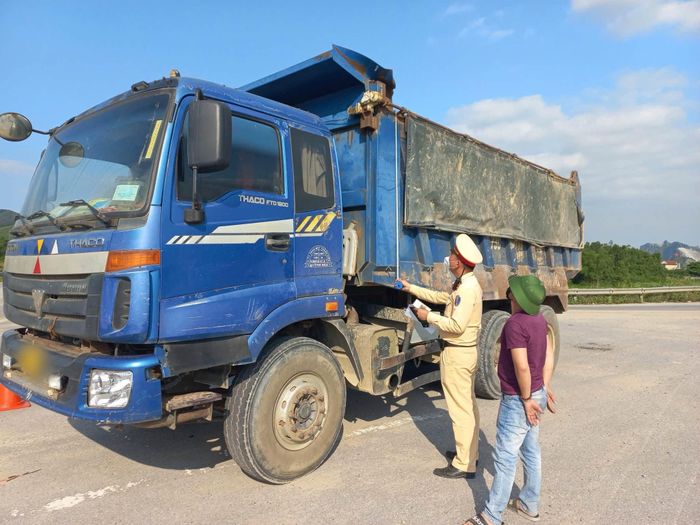 Lực lượng chức năng tập trung xử lý các phương tiện tự ý cải tạo, thay đổi kích thước thành thùng, không bảo đảm quy định khi tham gia giao thông.