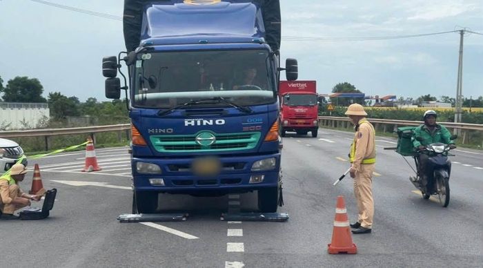 Lực lượng CSGT Quảng Trị sẽ tăng cường kiểm tra, xử lý các phương tiện chở hàng quá tải, quá khổ trong đợt cao điểm từ ngày 15/10 - 15/12/2026.