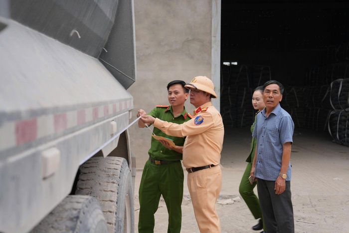 Xe ben, xe tải chở vật liệu xây dựng là một trong những nhóm phương tiện được tập trung kiểm tra trong đợt cao điểm.
