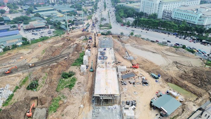 Dù tiến độ có chuyển biến, nút giao Phạm Tu – đường 70 vẫn vướng mặt bằng và hạ tầng kỹ thuật. Đáng chú ý, đường ống cấp nước D800 chưa được di dời, cùng khoảng 20.000m³ vật liệu, rác thải và phế thải tồn đọng tại khu vực từng dừng thi công từ năm 2020, đang gây khó khăn cho việc triển khai các hạng mục tiếp theo.