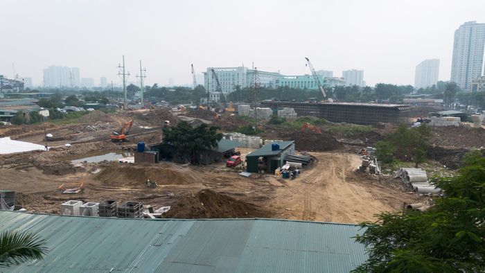Chủ đầu tư đặt mục tiêu hoàn thành phần cầu vượt từ mố M0 đến trụ T6 và các hạng mục nền đường, thoát nước, mặt đường hướng từ tuyến số 1 đến đường 70 trước ngày 31/12/2026. Các hạng mục còn lại theo hướng đường Phúc La, gồm cầu trụ T7, móng M8, đường đầu cầu và hạ tầng kỹ thuật, sẽ tiếp tục được đẩy nhanh thi công.