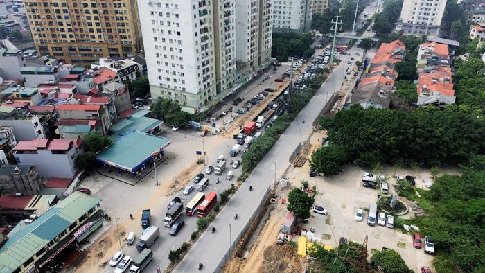 UBND TP Hà Nội đã quyết liệt chỉ đạo tháo gỡ các nút thắt để đưa dự án trở lại quỹ đạo. Mục tiêu cụ thể được đặt ra là hoàn thành toàn bộ công trình trước ngày 31/12/2026.