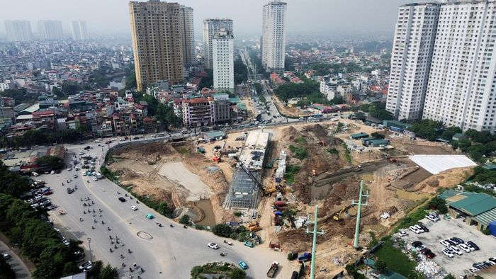 Hạng mục cầu vượt đang lộ diện hình hài sau nhiều năm dự án bị bê trễ do vướng mắc mặt bằng.