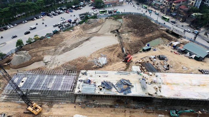 Theo ghi nhận của PV Báo Xây dựng, đối với gói thầu xây dựng cầu vượt, đến nay nhiều trụ cầu đã lộ diện hình hài. Hàng chục máy móc, công nhân được nhà thầu huy động để triển khai đẩy nhanh tiến độ dự án.