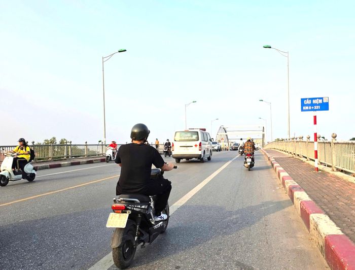Đến sáng 14/10, giao thông qua cầu Niệm đã bình thường trở lại.