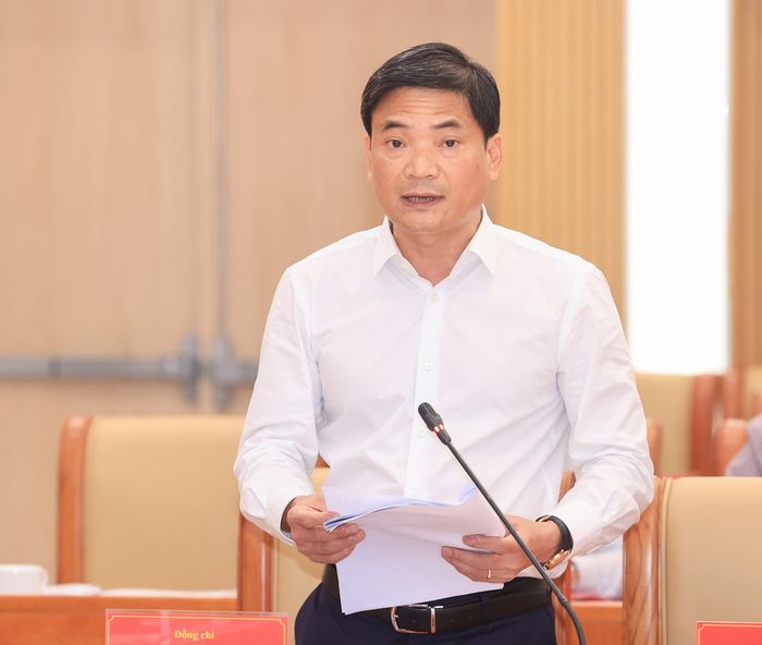 Ông Lâm Văn Hoàng, Chánh Văn phòng Bộ Xây dựng báo cáo kết quả 9 tháng đầu năm (Ảnh: Tạ Hải).