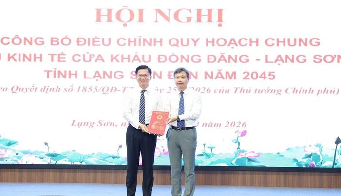 Đại diện Bộ Xây dựng trao Quyết định của Thủ tướng Chính phủ phê duyệt điều chỉnh quy hoạch chung Khu kinh tế cửa khẩu Đồng Đăng - Lạng Sơn cho UBND tỉnh Lạng Sơn.