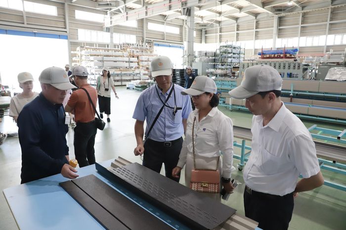 Ông Dương Ngọc Mười, Trưởng bộ phận kinh doanh số 1 Gantan Beauty Industry (áo cộc xanh).
