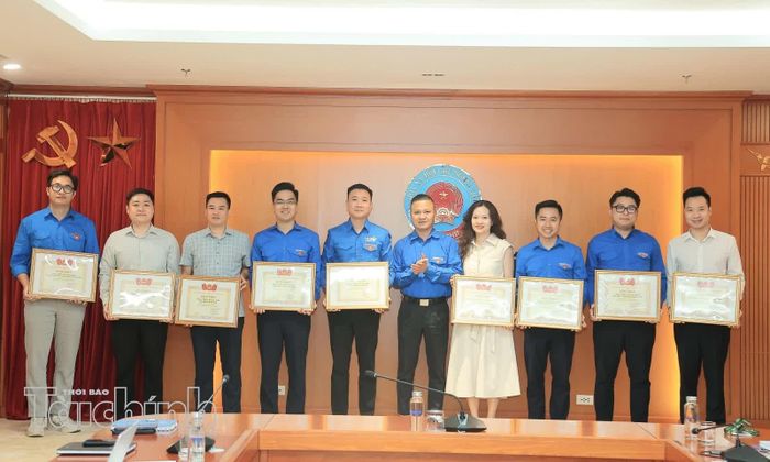 Các cơ sở Đoàn trực thuộc có thành tích xuất sắc trong Chiến dịch Thanh niên tình nguyện Hè 2026 được trao tặng Bằng khen tại hội nghị tổng kết.