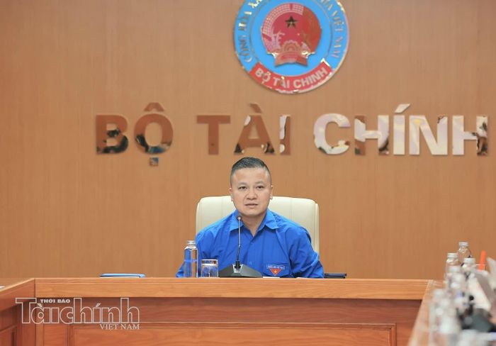 Đồng chí Lê Đôn - Bí thư Đoàn Thanh niên Bộ Tài chính phát biểu tại hội nghị.