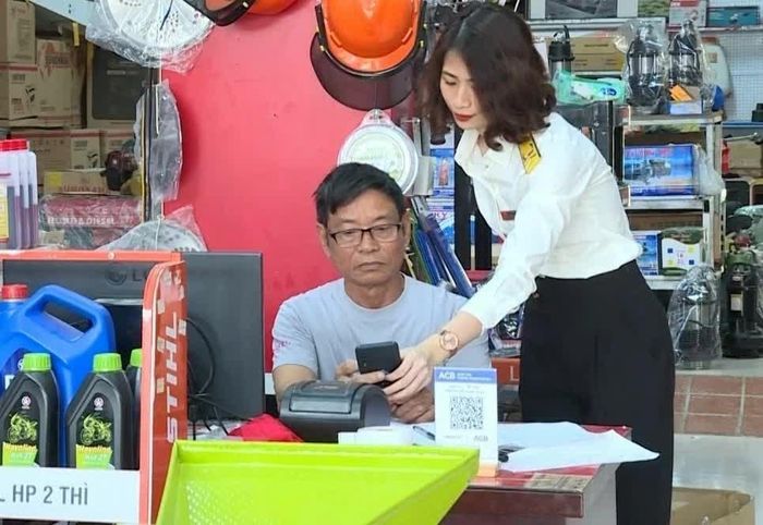Công chức Thuế tỉnh Thanh Hóa chủ động hỗ trợ người dân sử dụng eTax Mobile. Ảnh: TN