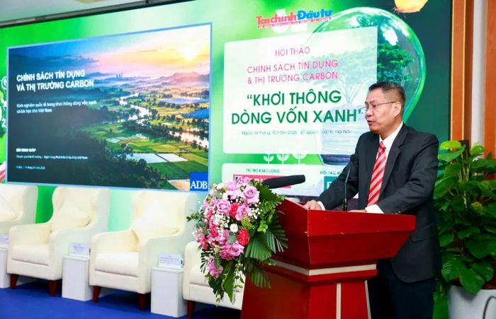 Ông Bùi Minh Giáp - Chuyên gia Kinh tế trưởng ADB trình bày tham luận tại hội thảo. Ảnh: Chí Cường.