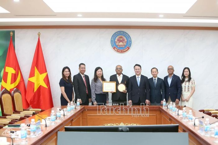 Thứ trưởng Trần Quốc Phương, ông Shantanu Chakraborty và các thành viên hai bên chụp hình lưu niệm. Ảnh: Đức Minh