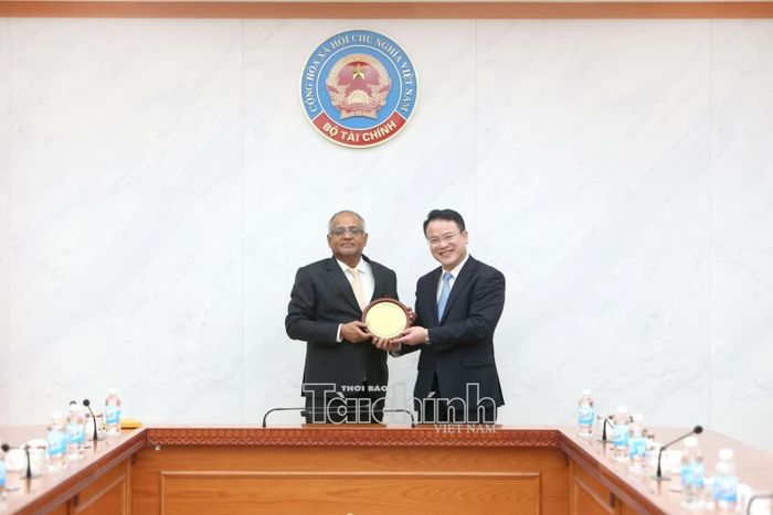 Thứ trưởng Trần Quốc Phương tặng quà lưu niệm cho ông Shantanu Chakraborty. Ảnh: Đức Minh