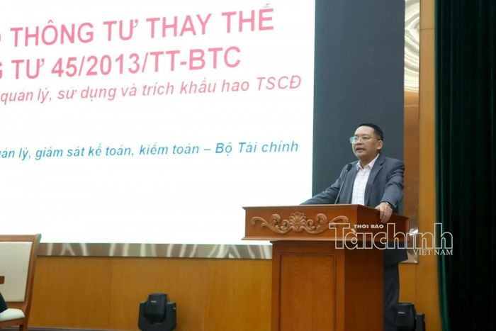 Phó Cục trưởng Cục Quản lý, giám sát kế toán và kiểm toán Trịnh Đức Vinh trình bày chi tiết dự thảo thông tư thay thế Thông tư số 45/2013/TT-BTC. Ảnh: Đức Minh