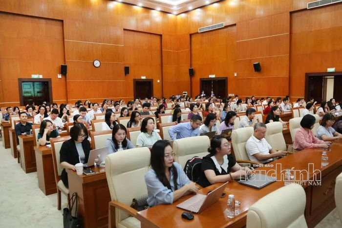Đông đảo đại diện các bộ, ngành, địa phương, cộng đồng doanh nghiệp và các chuyên gia tham dự hội nghị tại điểm cầu Bộ Tài chính. Ảnh: Đức Minh