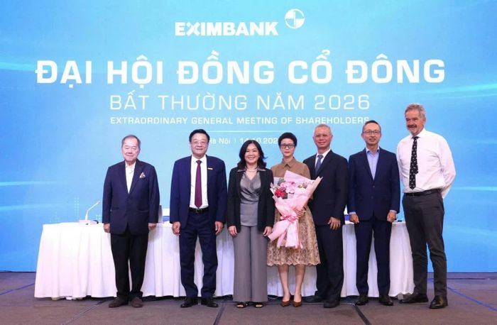 Các thành viên HĐQT và Trưởng Ban Kiểm soát Eximbank tặng hoa chúc mừng bà Phạm Thị Huyền Trang - Tổng Giám đốc, nhân dịp bà được bầu làm thành viên HĐQT nhiệm kỳ VIII (2025 - 2030).